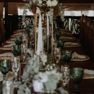 Table with green and gold setting | Forevermore Moments Table with green and gold setting | Forevermore Moments